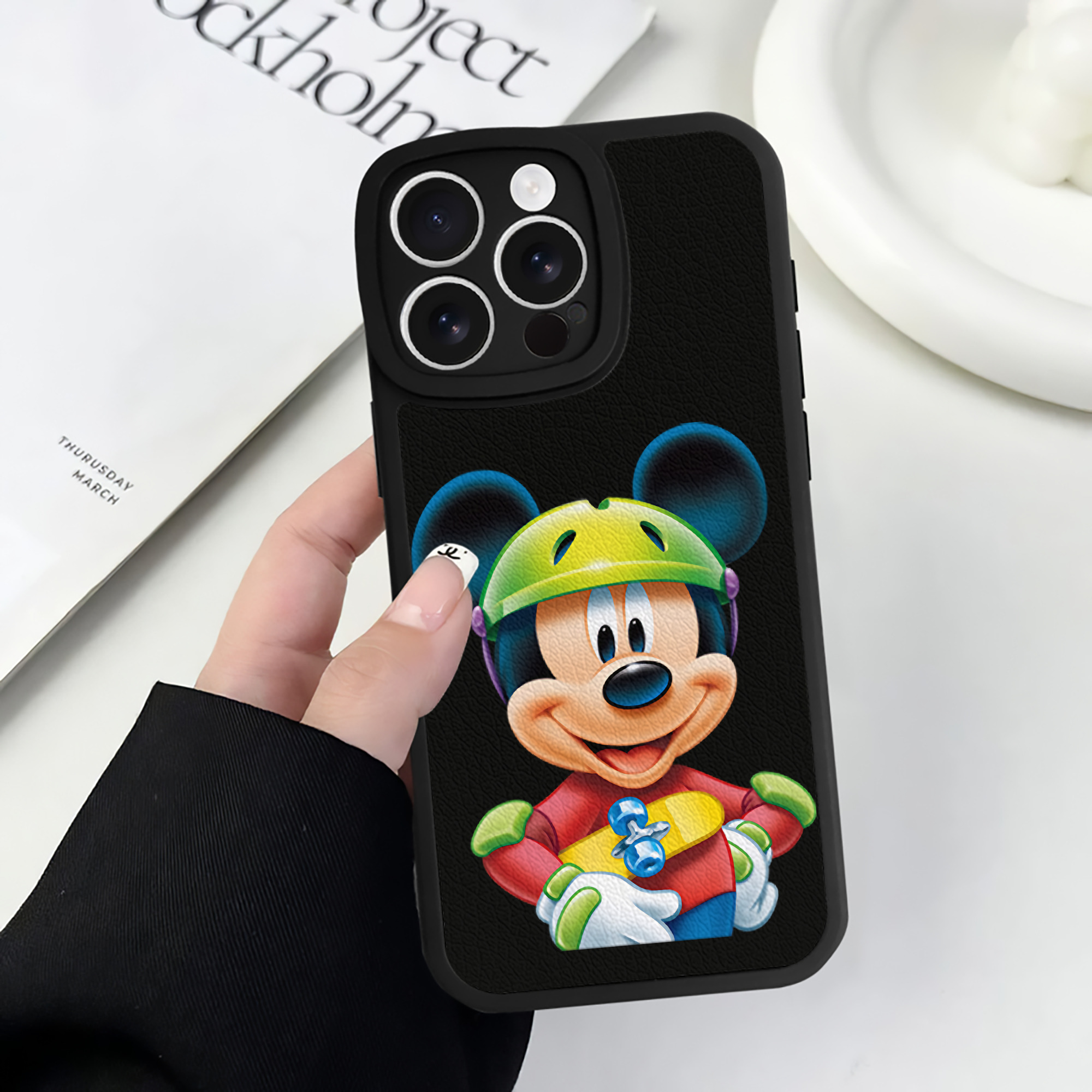 （画像用） ミッキーマウス Mickey Mouse 【iPhone 16シリーズ対応】シリコンスマホケース（レザー調） 材質：シリコン